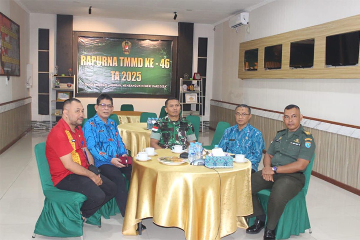 Dandim 1206/Putussibau dan Pj Sekda Kapuas Hulu Ikuti Rapat Purna TMMD Via Vicon