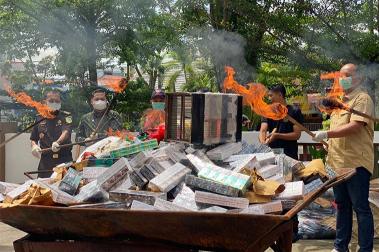Kejari Pontianak Musnahkan 205 Ribu Batang Rokok Ilegal, Sajam, hingga Sabu