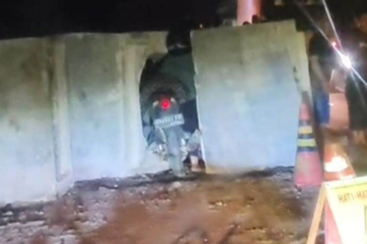 { \Illuminate\Support\Str::words($kategorix->post_title, 30, '') }}