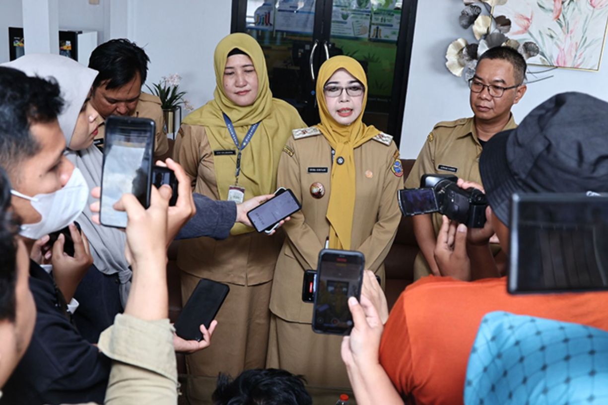 Kepala DPMPTSP Kota Pontianak, Erma Suryani saat diwawancarai wartawan (Foto: Prokopim For KALBARONLINE.com)