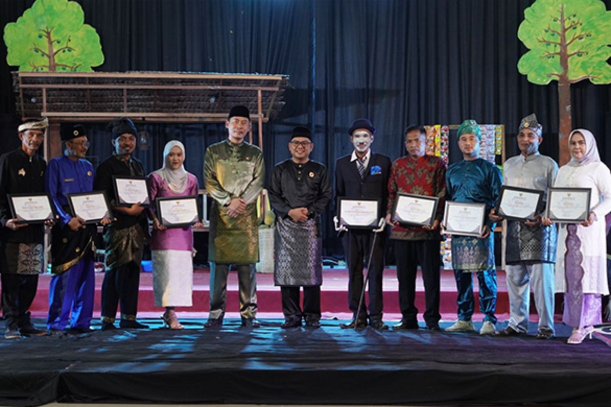 { \Illuminate\Support\Str::words($kategorix->post_title, 30, '') }}