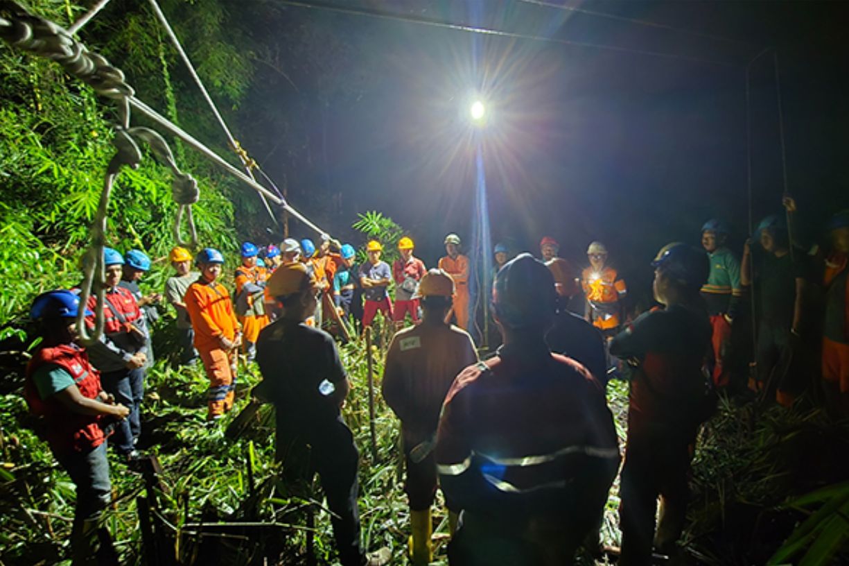 PLN UPT Pontianak Pulihkan Jaringan Terdampak Pohon Tumbang pada Line 2 Tayan–Ngabang