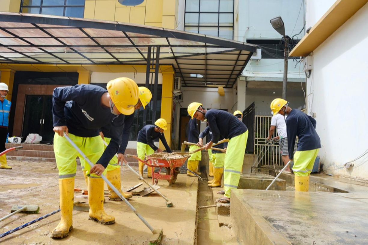 { \Illuminate\Support\Str::words($kategorix->post_title, 30, '') }}