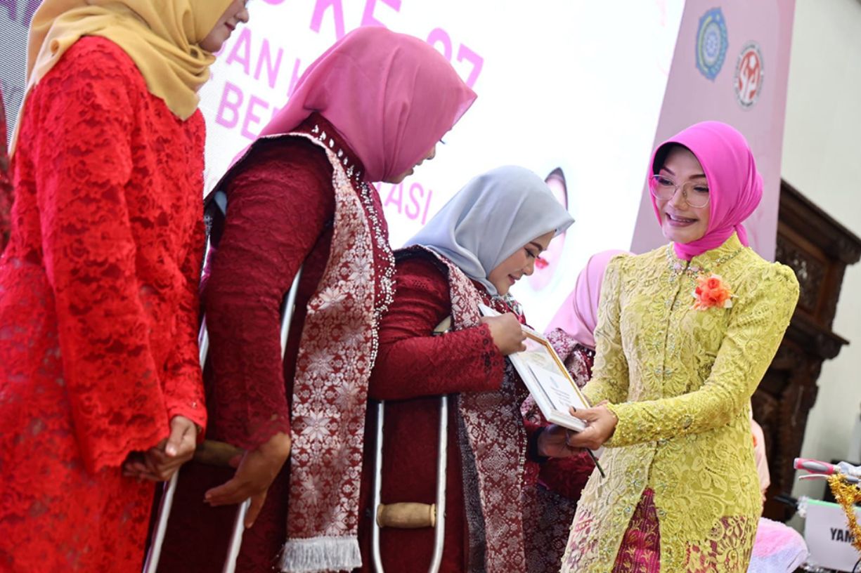 { \Illuminate\Support\Str::words($kategorix->post_title, 30, '') }}