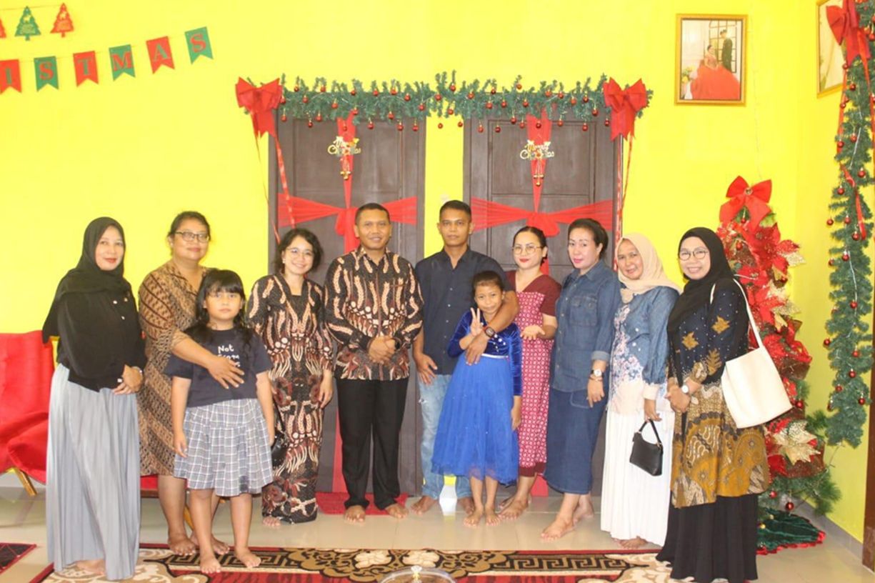 Dandim Putussibau dan Keluarga Silaturahmi Natal ke Rumah Anggota, Perkuat Kebersamaan Prajurit