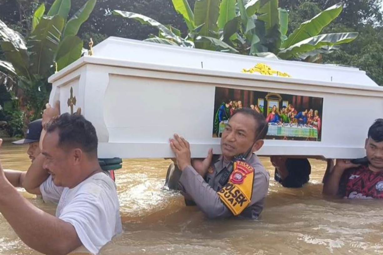 Air Setinggi Dada, Warga dan Polisi Terpaksa Panggul Peti Jenazah Lewati Banjir di Beduai