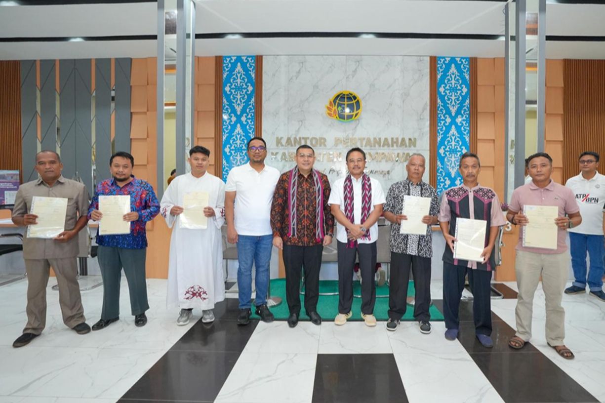 Perkuat Kepastian Hukum, Wamen ATR/BPN Ossy Dermawan Serahkan 7 Sertifikat Tanah di Mempawah