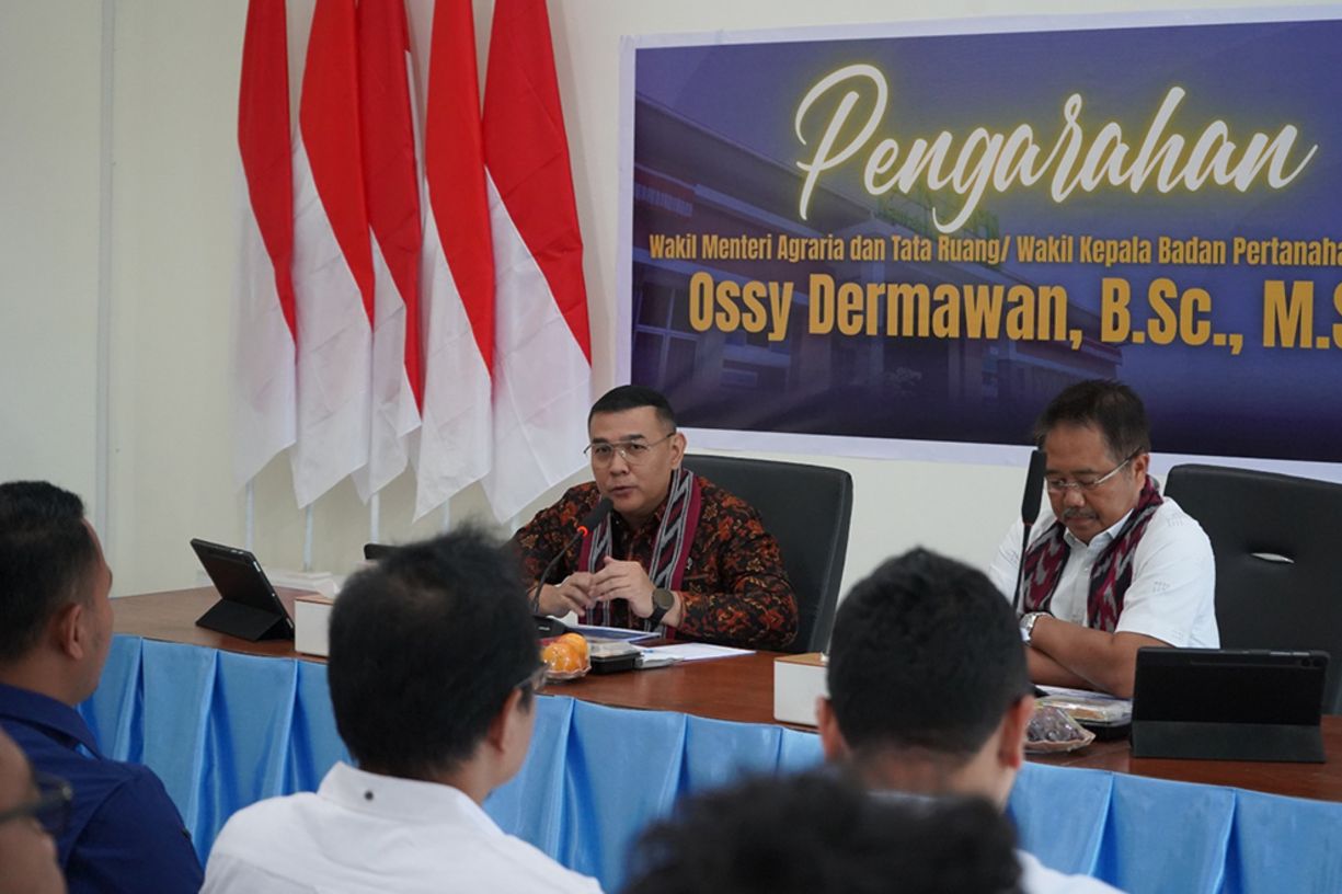 Kunjungi Kantah Mempawah, Wamen ATR/BPN Ossy Dermawan Targetkan Tunggakan Layanan Tuntas dalam 51 Hari