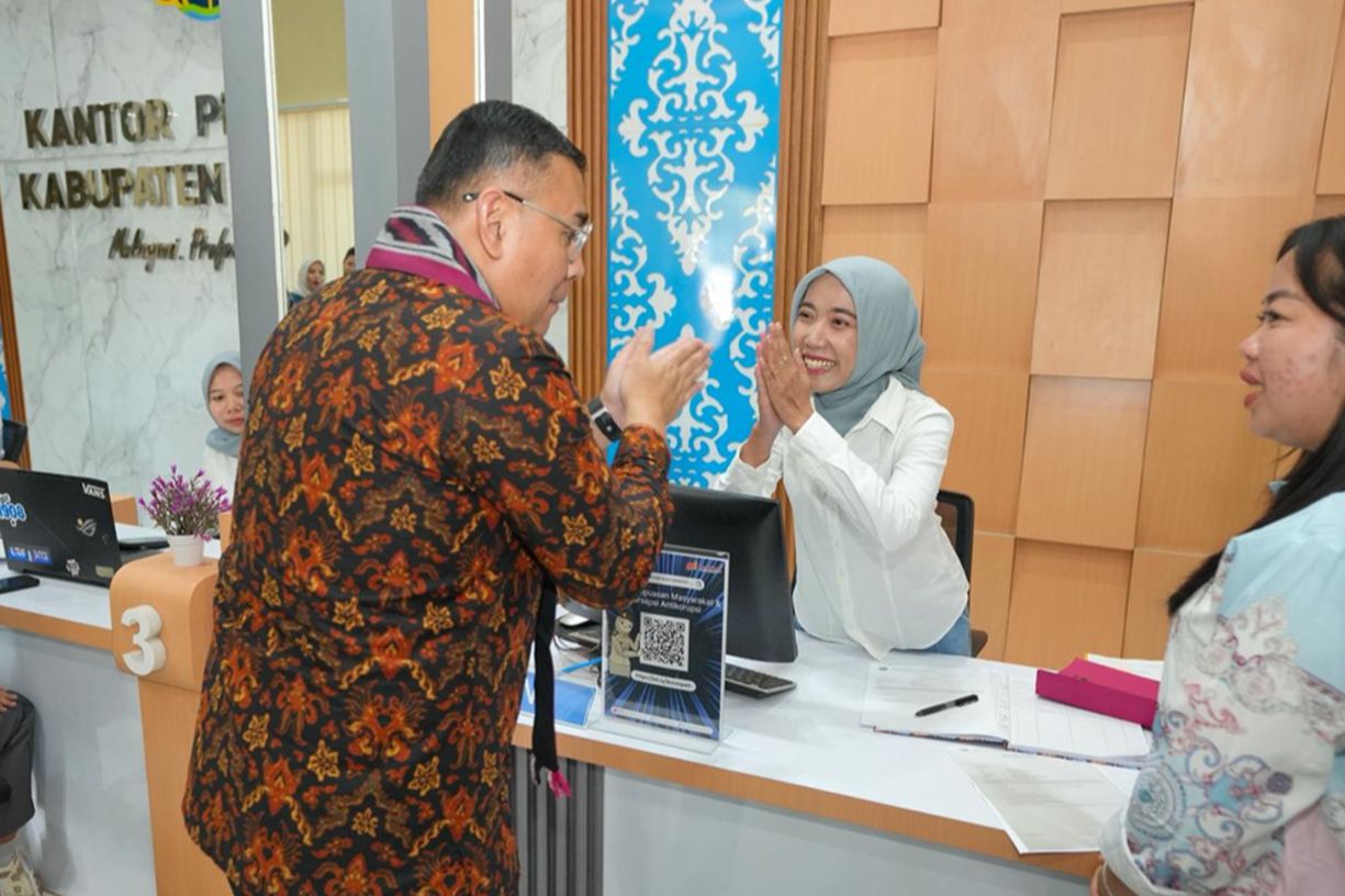 Sentuhan Humanis Wamen ATR/BPN di Mempawah: Dari Inovasi Warung Kopi hingga Digitalisasi Antrean