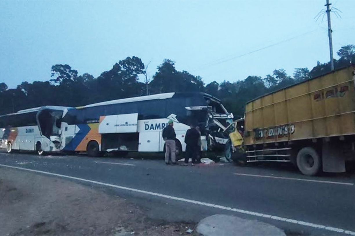 Tabrakan Beruntun Bus Damri dan Truk Pupuk di Tayan Hilir, Sopir Truk Tewas