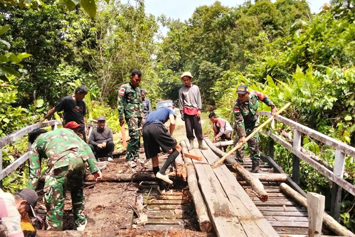 Babinsa dan Warga Gotong Royong Perbaiki Jembatan Rusak di Desa Mensiau