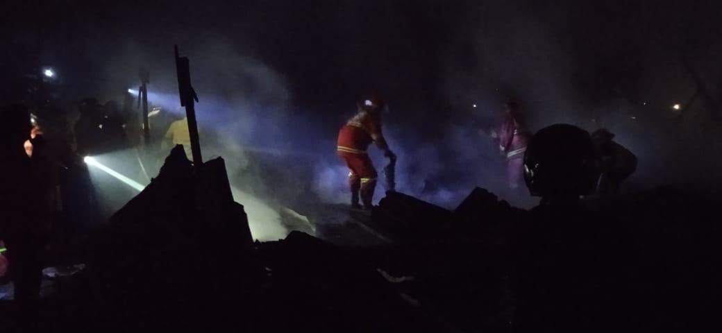 Korsleting Listrik Diduga Picu Kebakaran Rumah di Komplek Disbun II, Ditinggal Pemilik ke Sintang