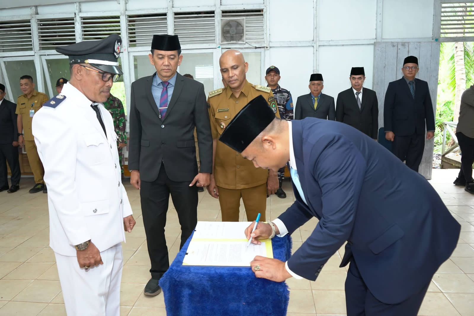 Bupati Ketapang Lantik Kades PAW, Ingatkan Soal Transparansi Pengelolaan Dana Desa