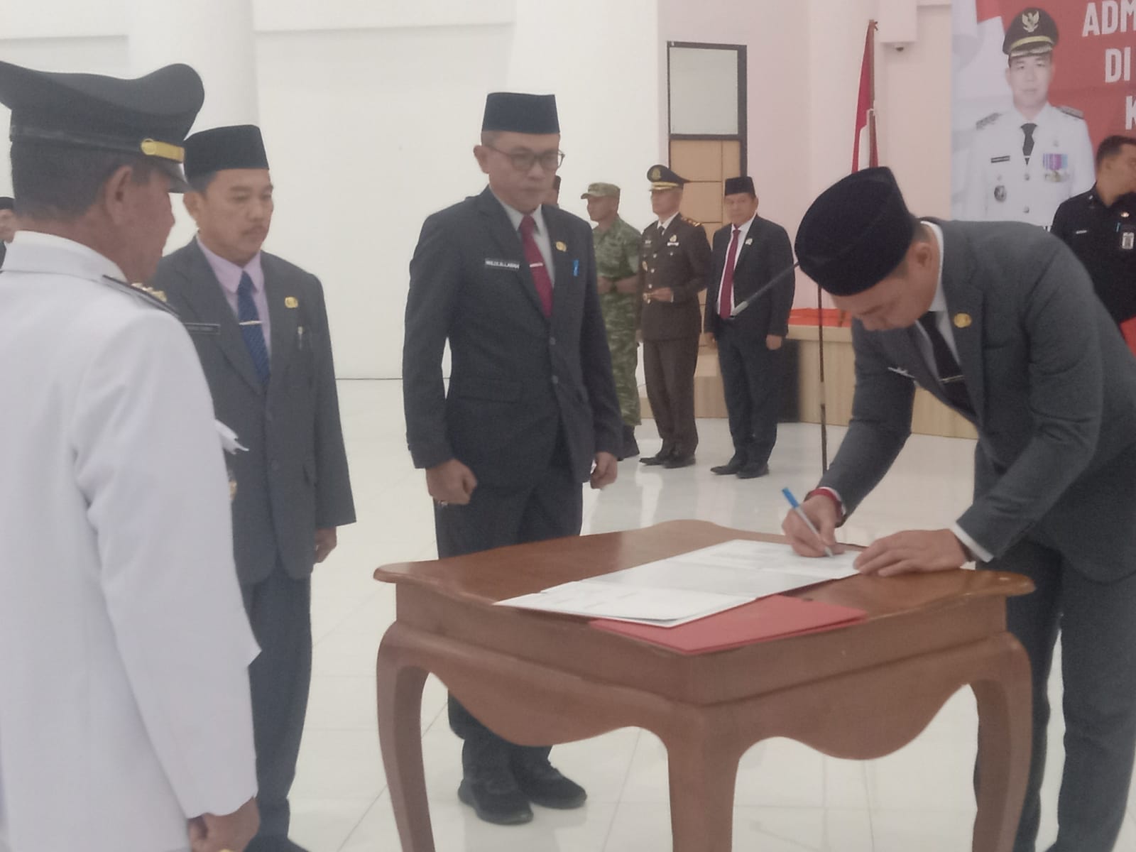 Bupati Fransiskus Lantik Pejabat Eselon III dan IV