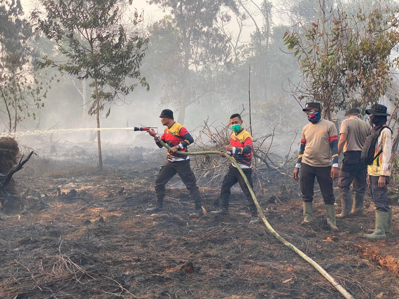 Tim Gabungan Padamkan 24 Titik Api Karhutla di Kubu Raya