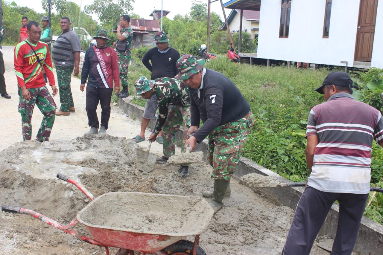 Kodim Putussibau Gotong Royong bersama Masyarakat Desa Sibau Hulu Perbaiki Jembatan Penghubung Antar Desa