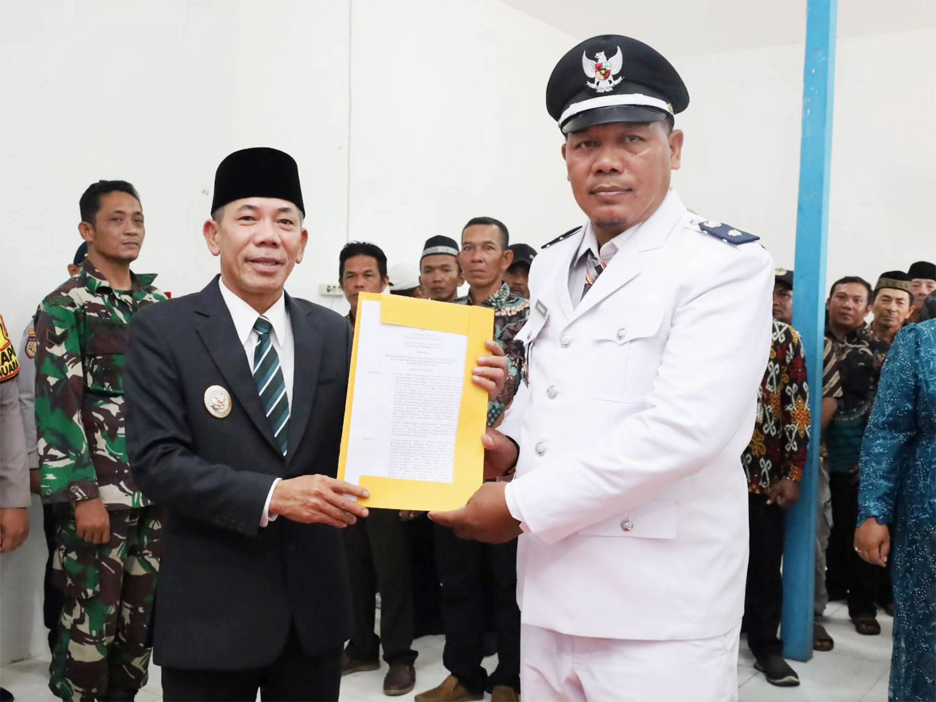 Wabup Ketapang Lantik Kades PAW Tempurukan, Tekankan Transparansi dan Pelayanan Publik