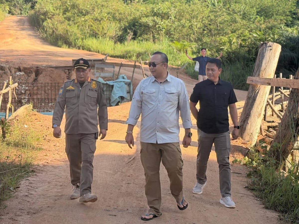 Bupati Ketapang Tinjau Lokasi TMMD, Pastikan Pembangunan Jembatan Sungai Kepari Berjalan Optimal