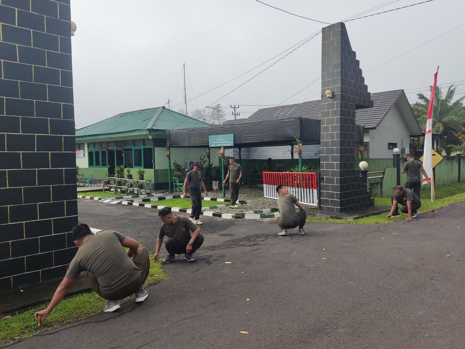 Jalankan Perintah Lisan Presiden Prabowo, Prajurit Kodim Putussibau Laksanakan Kurve Lingkungan Makodim