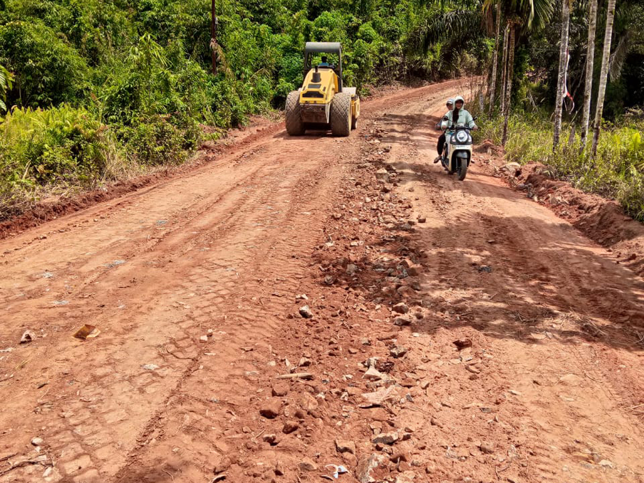 CSR PT Mentari Pratama Perbaiki Akses Utama Tiga Desa di Tumbang Titi