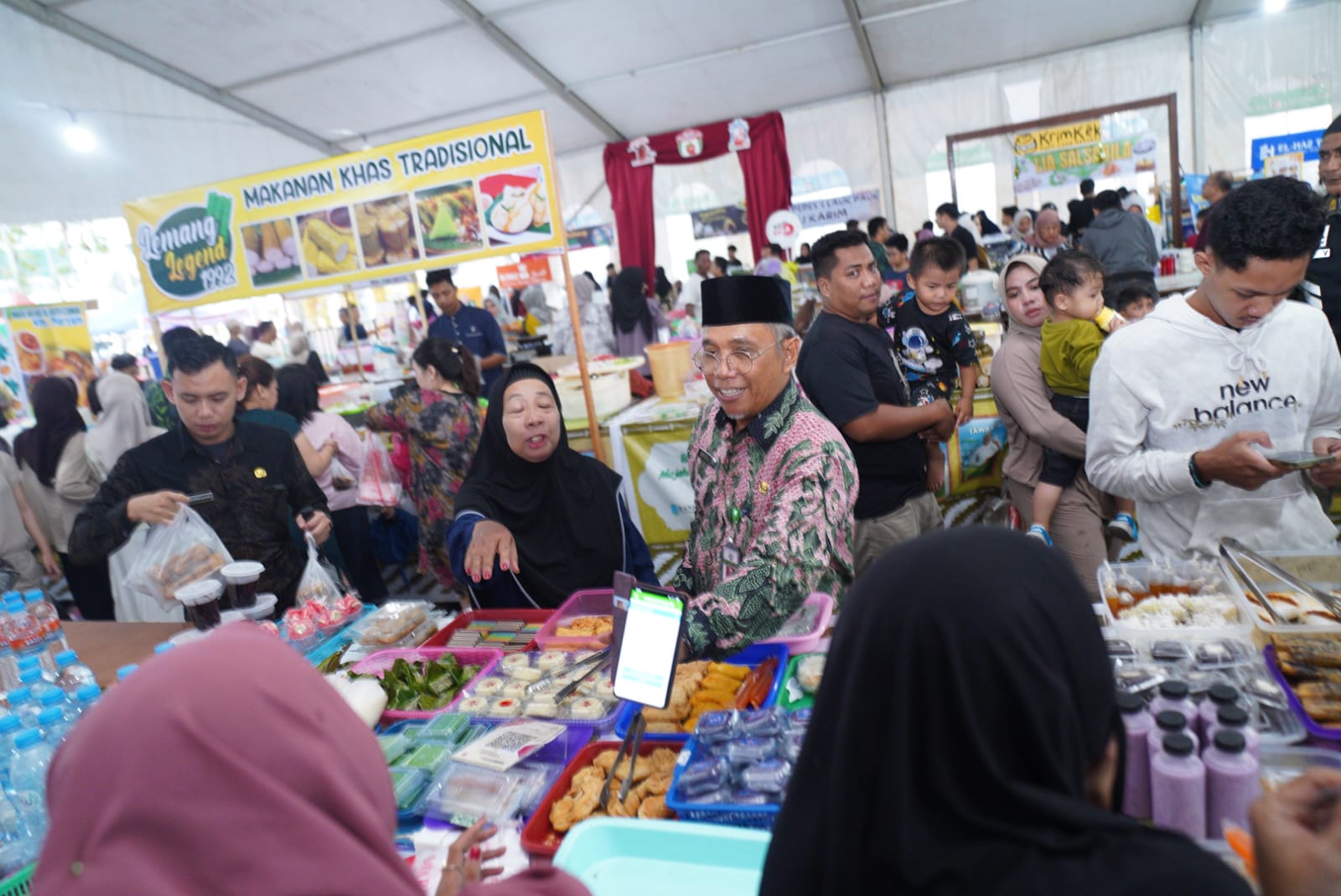 Warga Serbu Pasar Juadah di Masjid Raya Mujahidin, Ratusan Stan Sajikan Menu Bukber Terbaik
