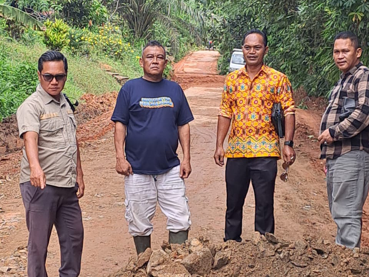 CSR PT Mentari Pratama Perbaiki Akses Utama Tiga Desa di Tumbang Titii