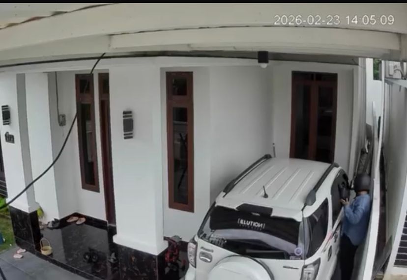 Mobil Warga Pontianak Hilang di Halaman Rumah, Pelaku Terekam CCTV Pakai Helm