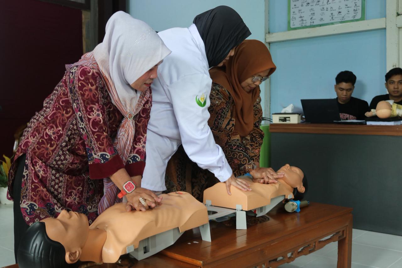 Prodi Kedokteran Untan Latih Nakes Sungai Kakap Tangani Kondisi Darurat Korban Tenggelam