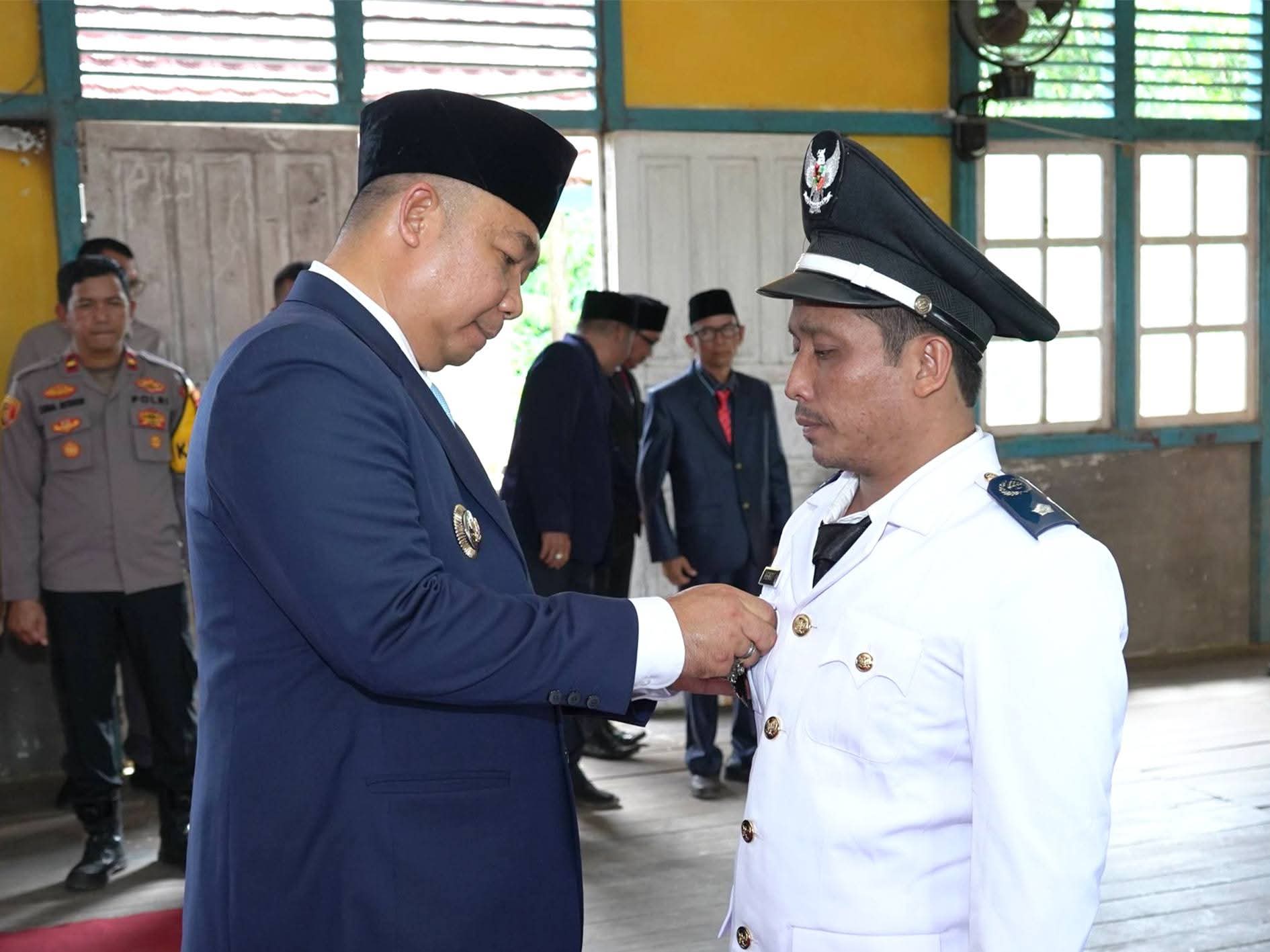 Bupati Ketapang Resmi Lantik Kades PAW Desa Asam Jelai Kecamatan Jelai Hulu