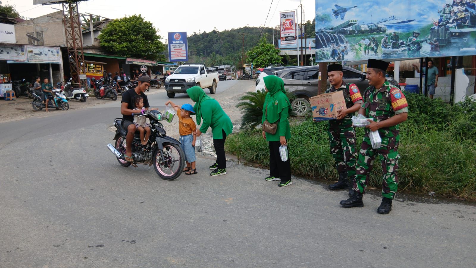 Koramil Silat Hilir bersama Persit Kartika Candra Kirana Berbagi Takjil di Bulan Ramadan 1447 Hijriah