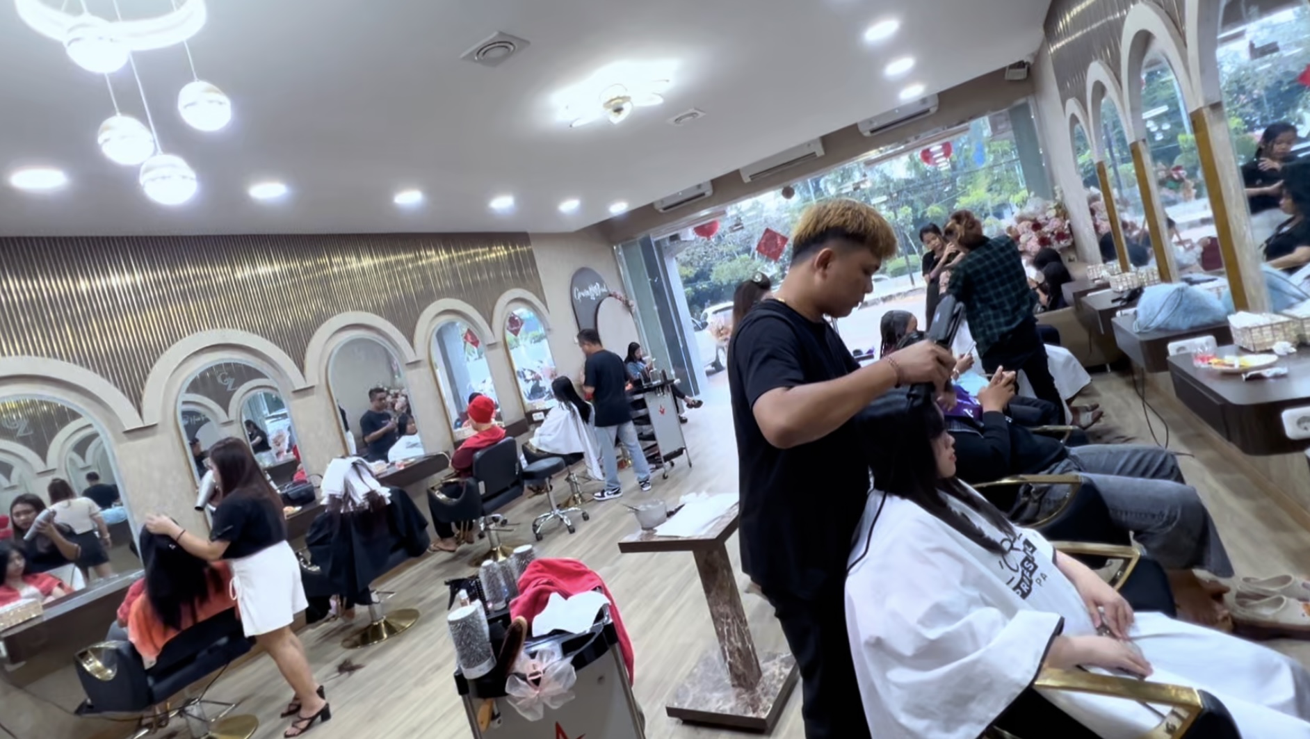 Salon Grazio Hairtrend Pontianak Viral di Media Sosial, Tawarkan Layanan Premium Harga Mahasiswa