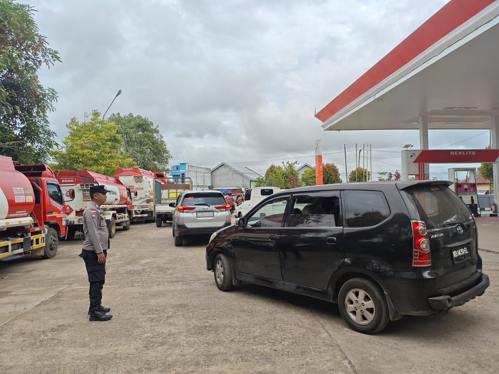 Pastikan Distribusi BBM Lancar, Polsek Putussibau Selatan Monitor SPBU PT Putra Kedamin Jaya