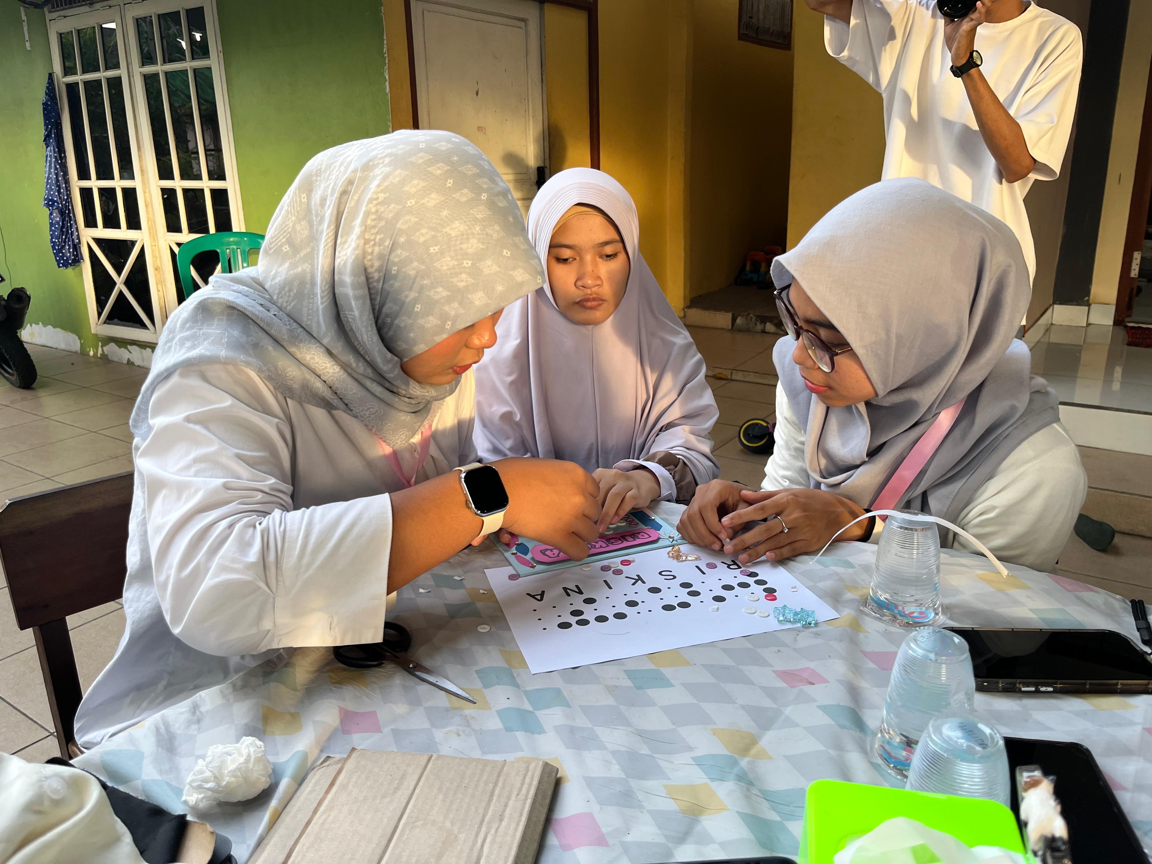 Gen Z Pontianak Ajak Anak Tuna Netra Bikin Papan Nama Braille