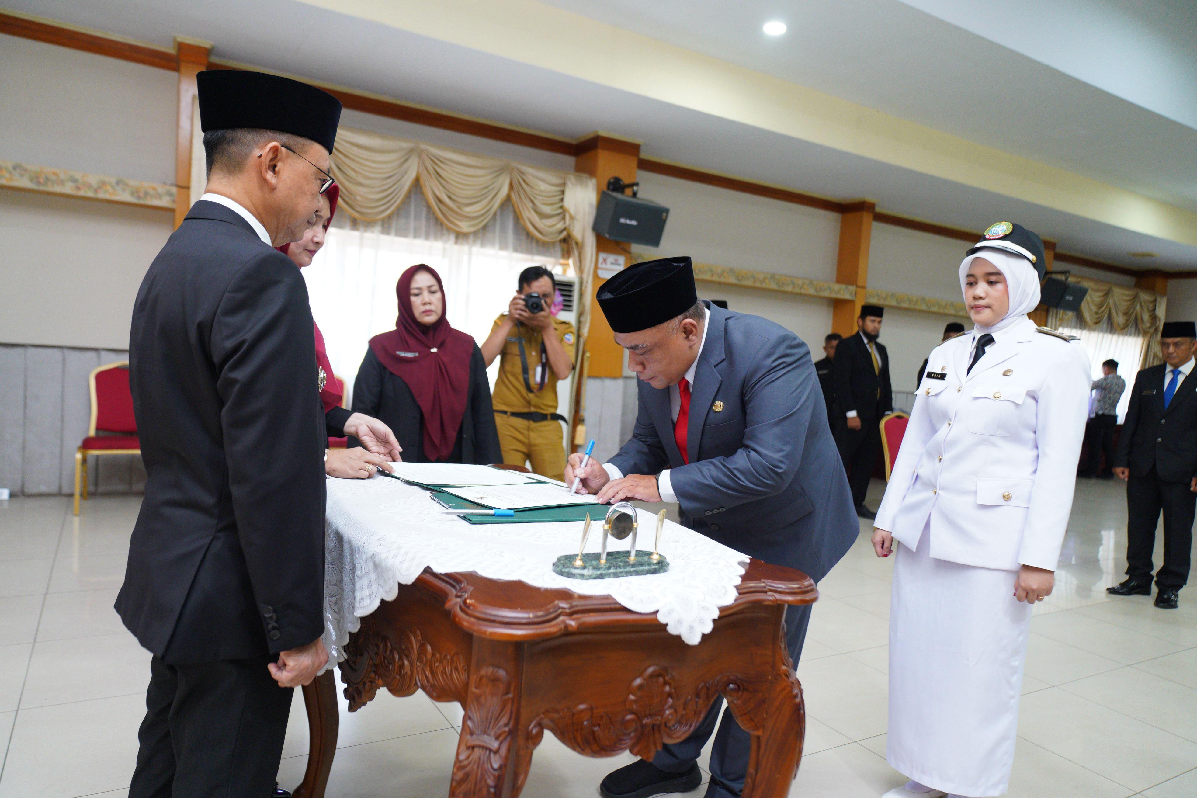 Wako Edi Lantik 29 Pejabat Eselon 3 dan 4 Pemkot Pontianak