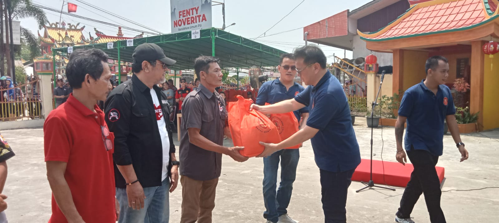 Perkabem "Balek Kampong" Bagikan 1.200 Paket Sembako Gratis di Mempawah