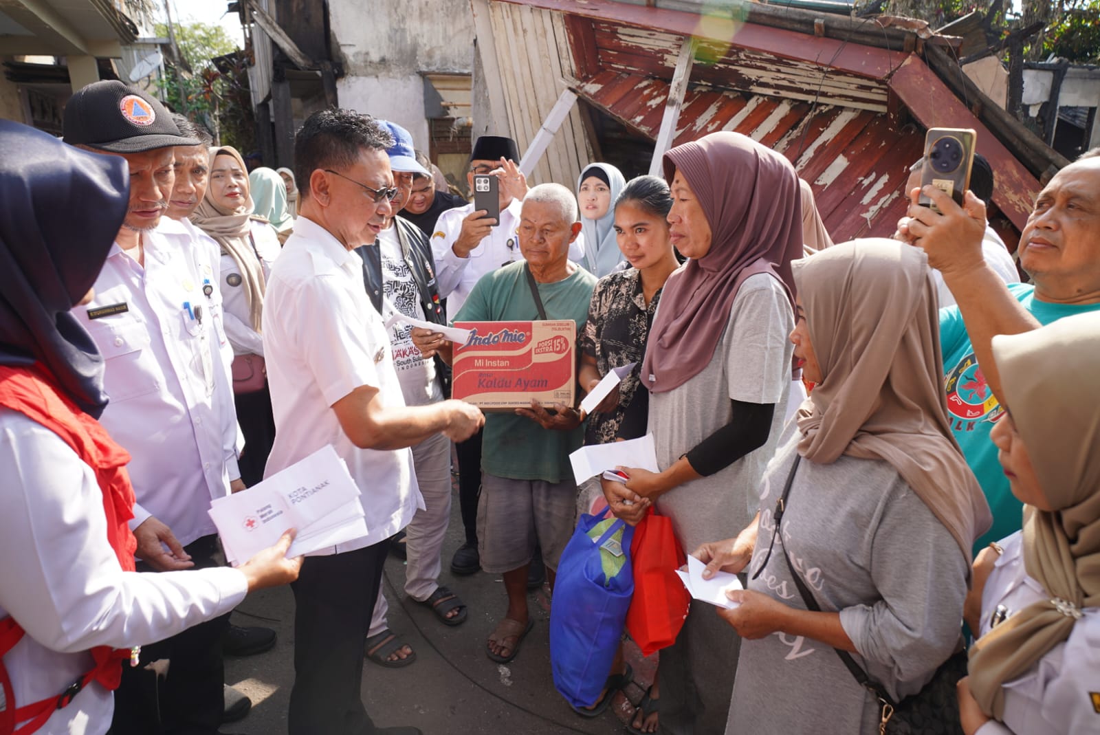 Pemkot Pontianak Salurkan Bantuan Darurat Korban Kebakaran di Gang Tamang I