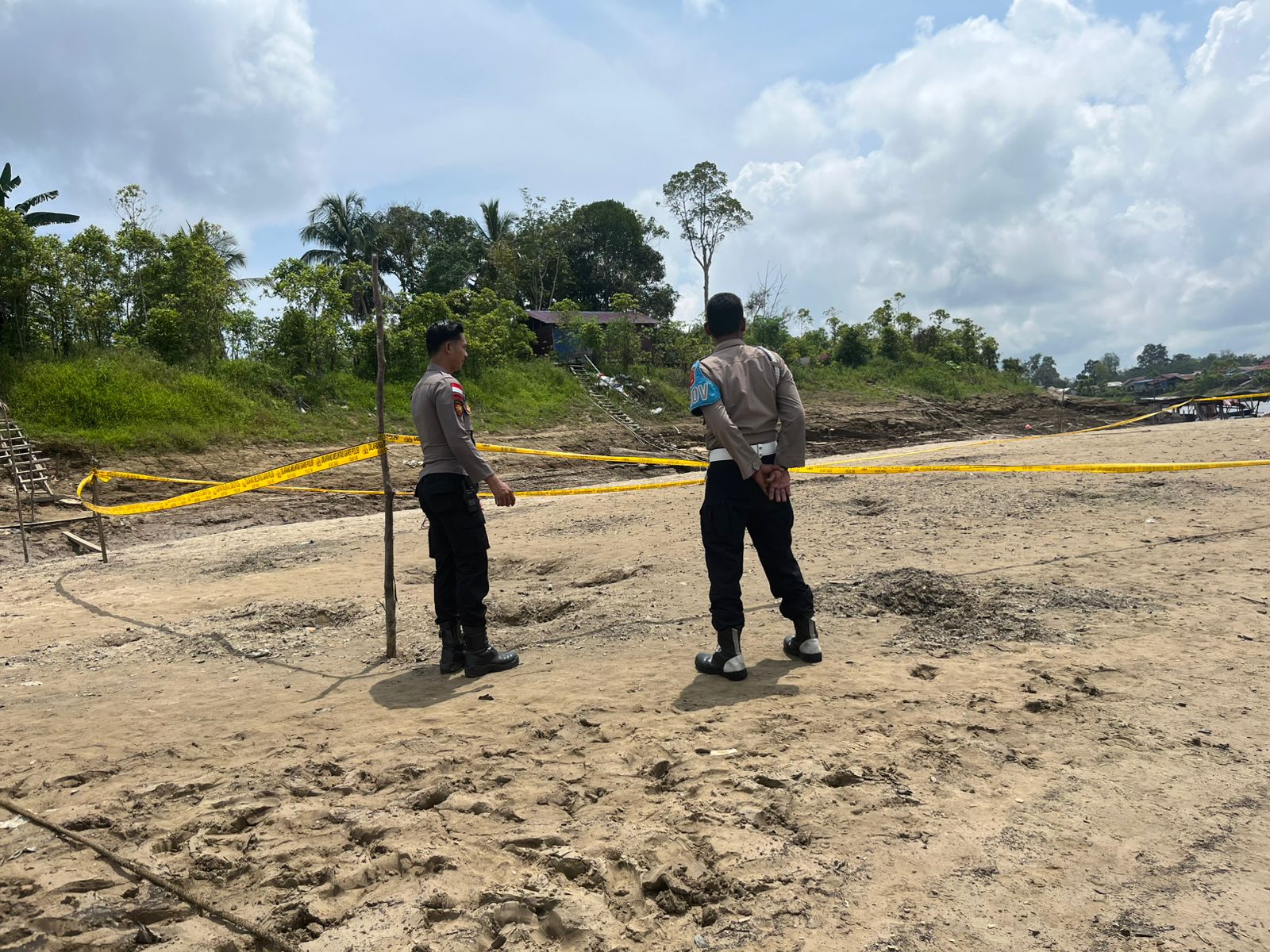 Polisi Pasang Police Line di Lokasi Kejadian Semburan Api dari Bawah Pasir di Bunut Hilir