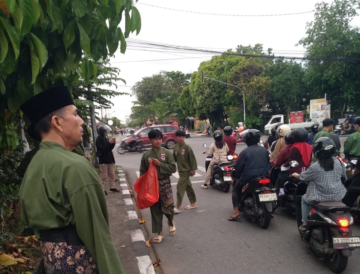 Persinas Asad Kalbar Bagikan Ratusan Takjil untuk Warga Pontianak