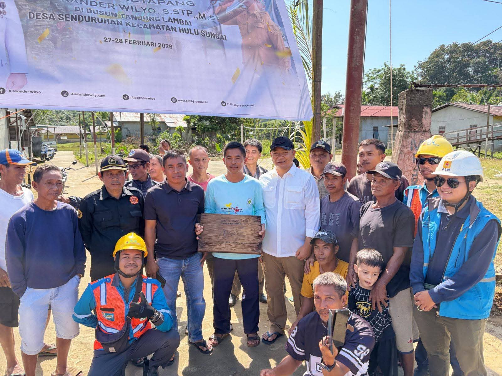 Alexander Wilyo Tancapkan Tiang Listrik Perdana di Tanjung Lambai, Wujudkan Harapan Warga Hulu Sungai