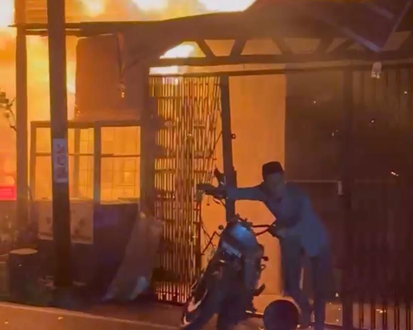 Kebakaran di Parwasal: Aksi Pemilik Bengkel Selamatkan Motor di Tengah Kobaran Api, Kerugian Capai Rp 200 Juta