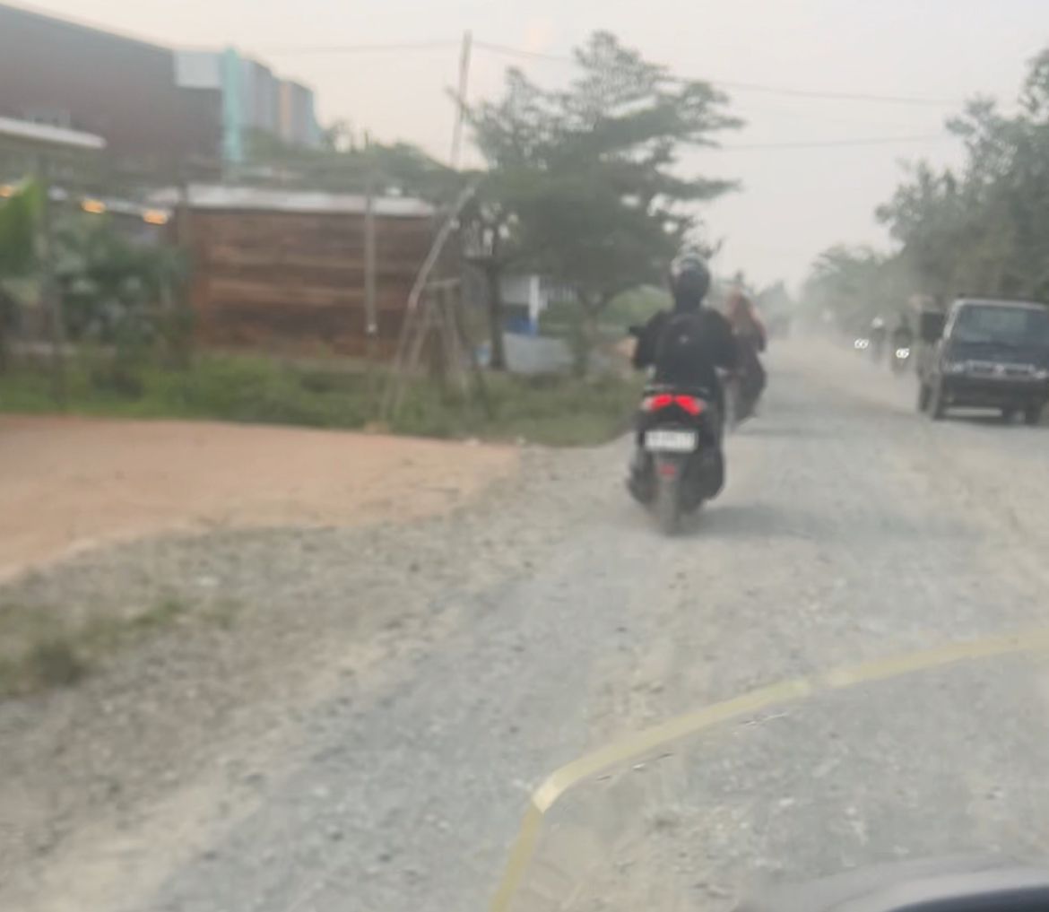 Warga Keluhkan Kondisi Jalan Poros Simpang Hilir