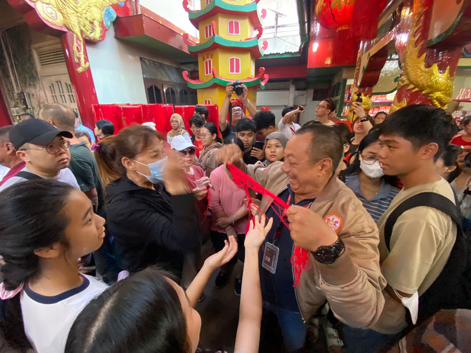 Berharap Keberuntungan, Warga Berebut "Jenggot" Naga di Ritual Buka Mata