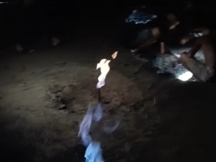 Api Muncul dari Bawah Pasir Hebohkan Warga Ujung Pandang Kapuas Hulu