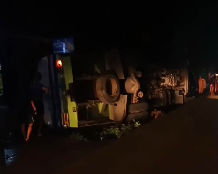 Usai Bus Damri, Truk Tangki CPO Terguling di Tikungan Penyeladi Sanggau