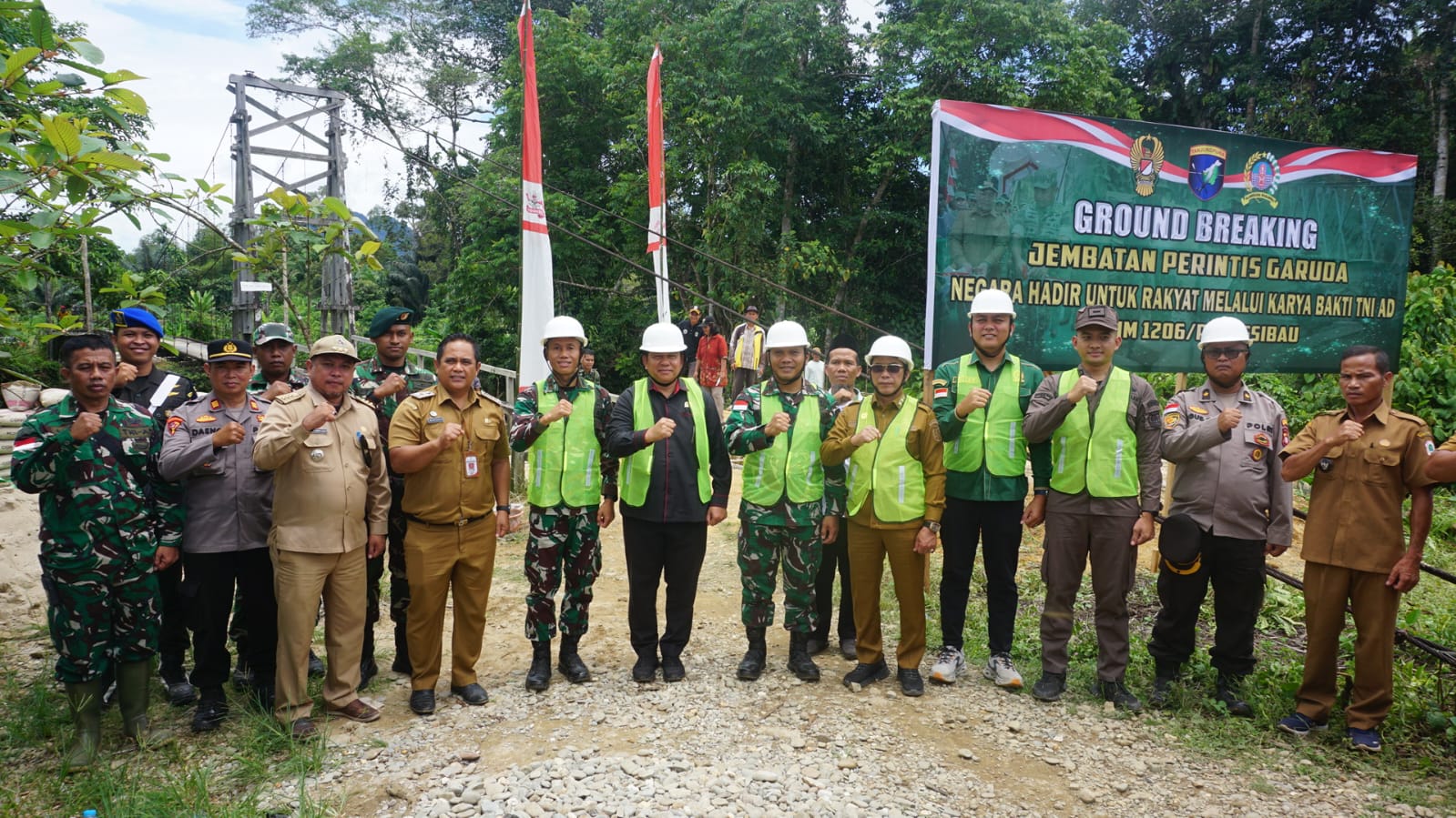 Dandim Putussibau bersama Forkopimda Ground Breaking Jembatan Perintis Garuda di Desa Sebintang