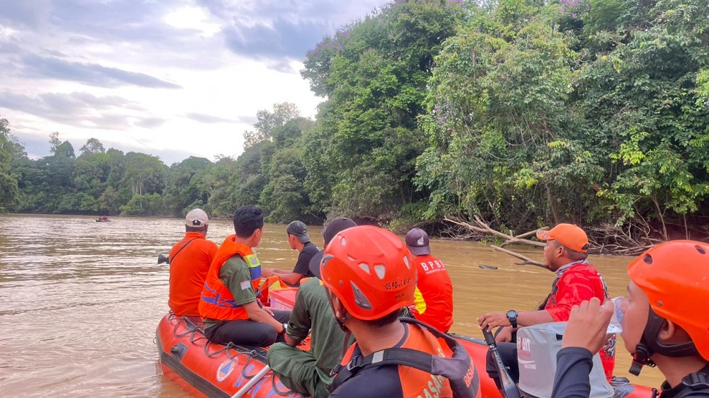 Pasang Pukat di Sungai Landak, Warga Amboyo Selatan Diduga Tenggelam, Tim SAR Lakukan Pencarian