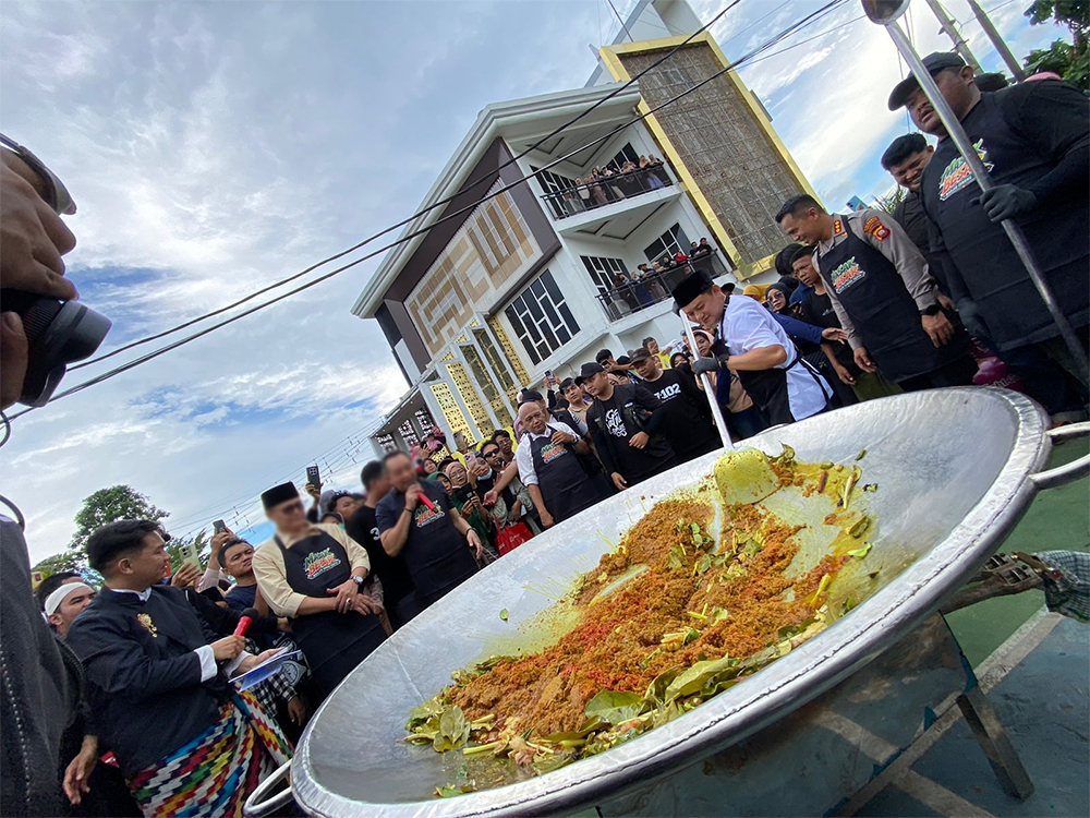 Bobon Santoso Masak 1,5 Ton Daging Kurban Jadi Rendang di Kubu Raya, Ribuan Warga Padati Lokasi