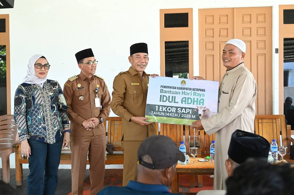 Wabup Ketapang Salurkan Hewan Kurban, Tegaskan Komitmen Pemerintah Meski Anggaran Terbatas