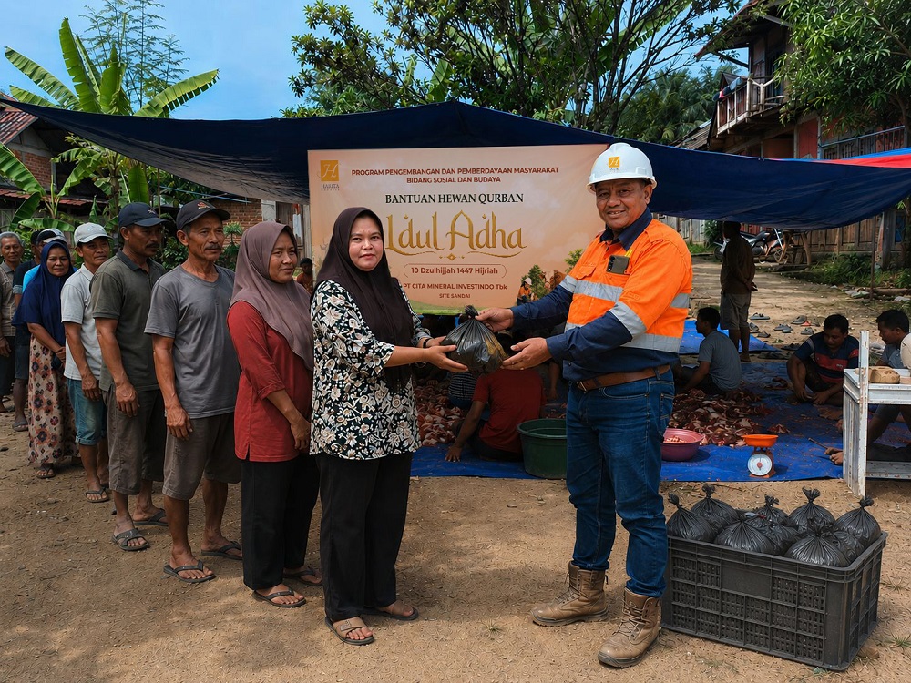 Sasar Ring Satu Tambang, CMI Salurkan Hewan Kurban untuk Warga Sandai dan Air Upas