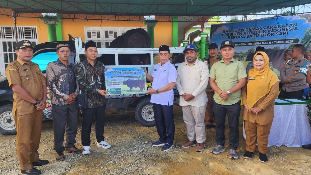 Wabup Kapuas Hulu Sukardi Serahkan Bantuan Sapi Kurban untuk Warga Selimbau